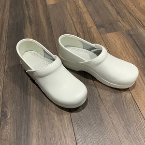 Dansko 38 narrow white
